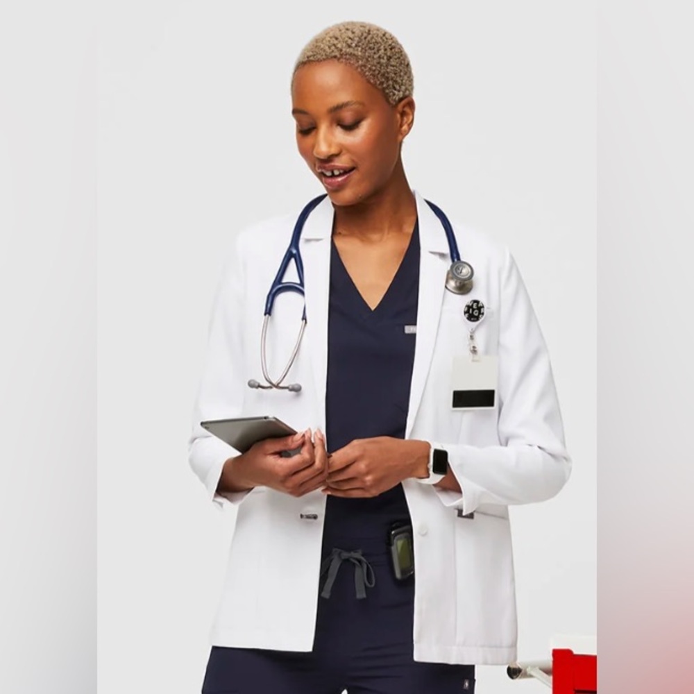 Figs Bellevue classic Short Lab Coat Jacket - White